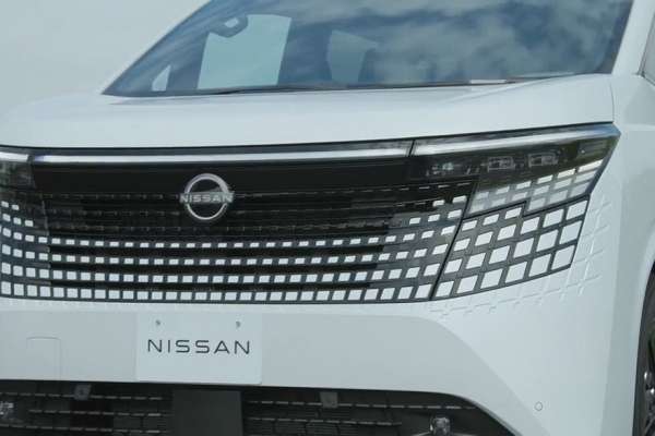 Минивэн Nissan Elgrand нового поколения показали живьём перед скорым запуском