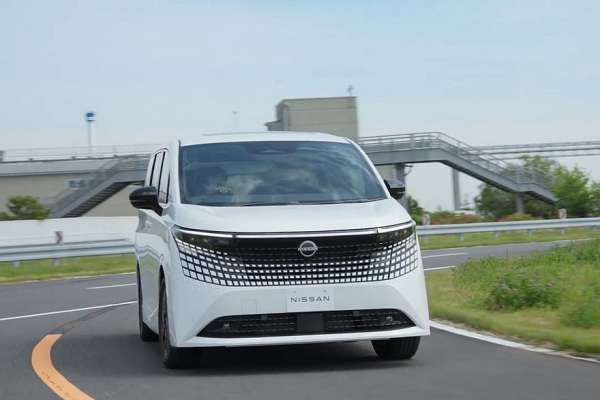 Минивэн Nissan Elgrand нового поколения показали живьём перед скорым запуском