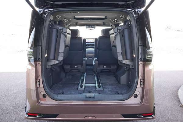 Минивэн Nissan Elgrand нового поколения показали живьём перед скорым запуском
