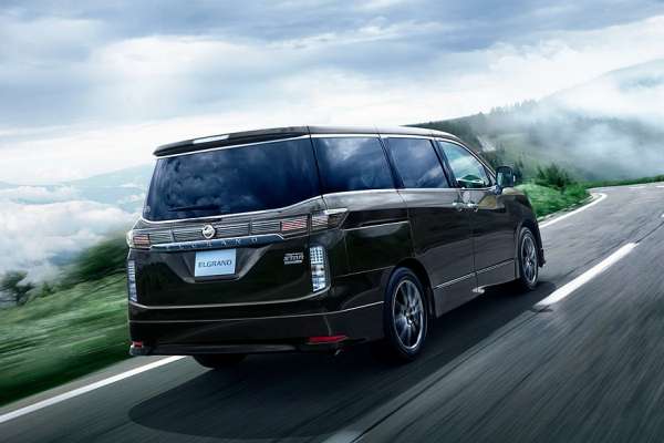 Минивэн Nissan Elgrand нового поколения показали живьём перед скорым запуском