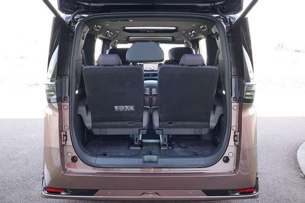 Минивэн Nissan Elgrand нового поколения показали живьём перед скорым запуском