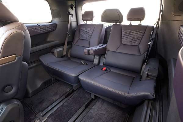 Минивэн Nissan Elgrand нового поколения показали живьём перед скорым запуском