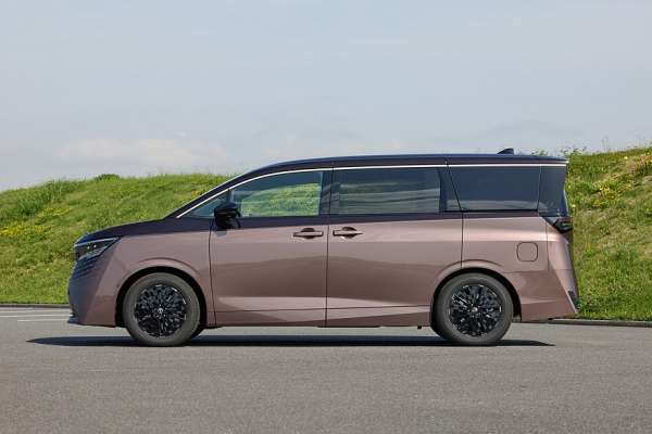Минивэн Nissan Elgrand нового поколения показали живьём перед скорым запуском