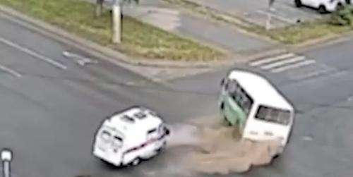 Скорая с роженицей попала в ДТП с маршруткой в Челябинске Скорая с роженицей попала в ДТП с маршруткой в Челябинске