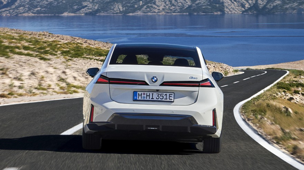 Новый седан BMW i3 поступил в продажу в &laquo;приветственной&raquo; версии