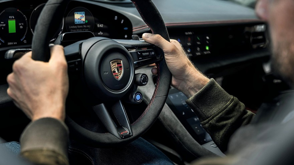 Для Porsche Taycan теперь доступны фальшивая коробка передач и нарисованный тахометр Для Porsche Taycan теперь доступны фальшивая коробка передач и нарисованный тахометр