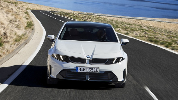 Новый седан BMW i3 поступил в продажу в &laquo;приветственной&raquo; версии