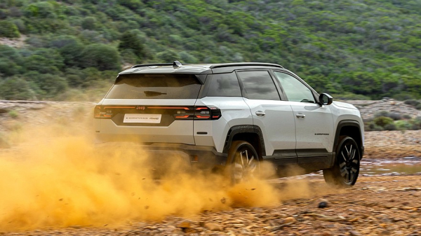 Jeep пытается всех убедить, что электрический Compass 4xe — настоящий внедорожник Jeep пытается всех убедить, что электрический Compass 4xe — настоящий внедорожник
