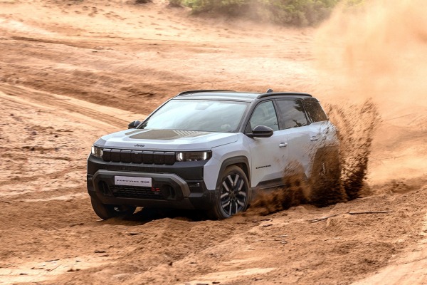 Jeep пытается всех убедить, что электрический Compass 4xe — настоящий внедорожник Jeep пытается всех убедить, что электрический Compass 4xe — настоящий внедорожник