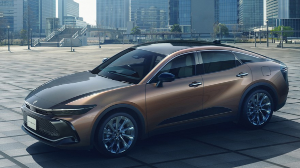 Toyota Crown Crossover готовится к обновлению: первые официальные фото