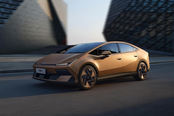 Седан Hyundai Ioniq V предложен в двух вариантах мощности Седан Hyundai Ioniq V предложен в двух вариантах мощности