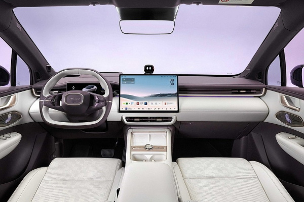 Кроссовер Lynk & Co Z20 сменил имя, преобразился снаружи и внутри и стал безопаснее