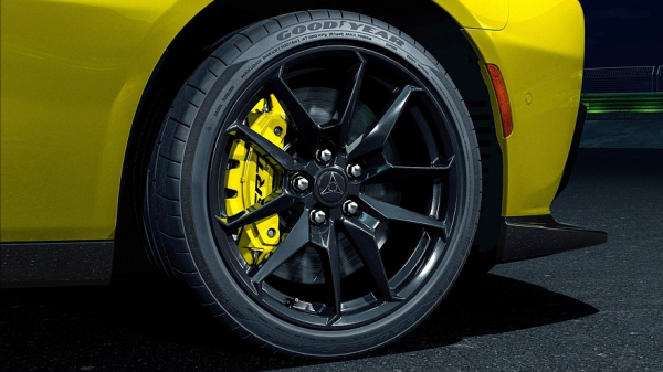 «Пчёлка» вернулась и готова всех покусать: представлен новый Dodge Charger Super Bee «Пчёлка» вернулась и готова всех покусать: представлен новый Dodge Charger Super Bee